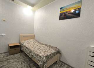 Гостиница Приморавтотранс Владивосток Кровать в 5-местном общем номере-1